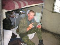 Фас что-то жрет