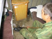 Я откапываю тушенку