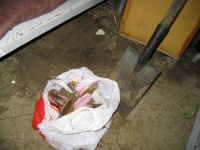 Я откапываю тушенку