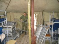 Разбираем палатку медиков