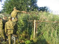 Убираем мусор за забором