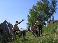 За палаткой