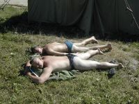 За палаткой